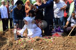 Kesedihan Menyelimuti Pemakaman Pilot Hercules