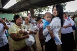 Kartini Perindo Serahkan Bantuan Kepada Warga Kolong Jembatan
