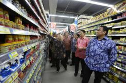Pastikan Ketersediaan Barang, Mendag Kunjungi Hypermart