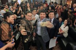 Dihadiahi Cincin Akik dan Keris, Pacman Selfie Bersama Pimpinan DPR