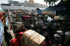 Ribuan Pemudik Kapal Padati Pelabuhan Batam