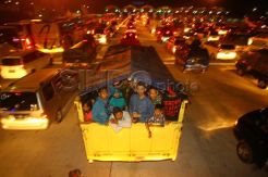 Pemudik Truk Bak Terbuka Antre di Gerbang Tol Cikopo