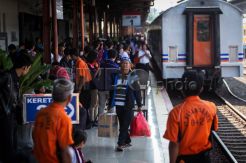 Ribuan Pemudik Padati Stasiun Pasar Senen