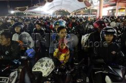 Antrean Pemudik Motor Masuk Kapal di Merak