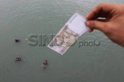 Berebut Uang Menempuh Bahaya