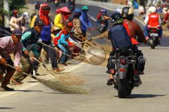 Penyapu Koin, Mengais Rejeki dari Pemudik