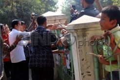 Presiden Jokowi Bagi-bagi Buku dan Sembako