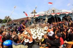 Warga Solo Berebut Sesaji Grebeg Syawal
