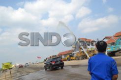 Petugas Damkar Siram Tol Pejagan-Pemalang Usir Debu