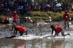 Balap Selancar Lumpur di Pasuruan