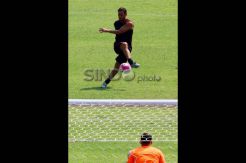 Pemain AS Roma Tes Lapangan GBK