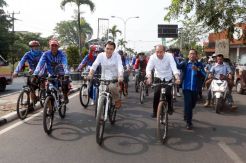 Naik Sepeda, Saan Mustopa Resmi Daftar Jadi Calon Bupati Karawang