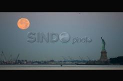 Indahnya Blue Moon di Langit New York