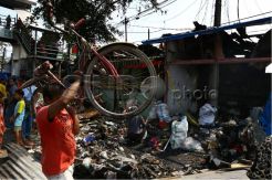 Warga Amankan Barang Sisa Kebakaran Pasar Gembrong