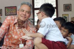 Ganjar Pranowo Ajak Murid SD Menyanyi