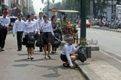 Intesa School of Hospitality Ajak Mahasiswa Baru Pungut Sampah di Malioboro