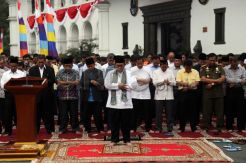 Ahmad Heryawan Pimpin Salat Istisqa