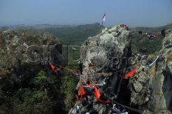Menggantung di Puncak Karst Citatah Peringati 17 Agustus
