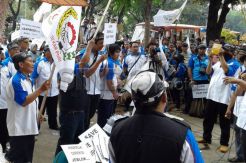 Karyawan Tuntut Penggantian Direksi PNRI