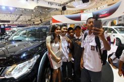 Kunjungi GIIAS 2015, Para Siswa Ajak SPG Selfie