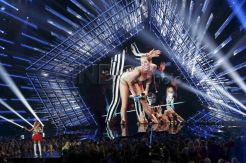 Jadi Host MTV VMA 2015, Miley Cyrus Tampil Super Seksi