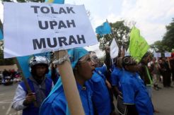 Ratusan Buruh di Bandung Turun ke Jalan