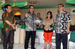 BPJS Ketenagakerjaan Manado Serahkan Klaim Jaminan Hari Tua