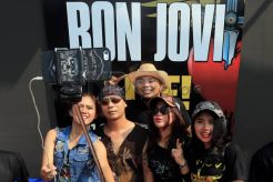 Penggemar Bon Jovi Mulai Datangi SUGBK