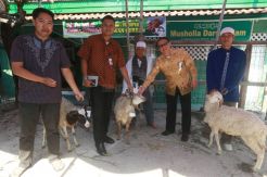 MNC Bank Serahkan Hewan Kurban ke Warga Gondangdia
