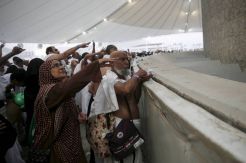 Jamaah Haji Ikuti Tradisi Lempar Jumrah