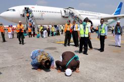 Sujud Syukur Jamaah Haji Saat Tiba di Tanah Air