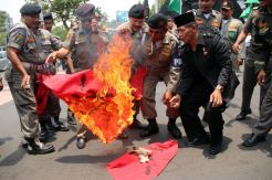 Banser NU Bakar Bendera PKI