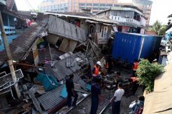 Kereta Barang Anjlok di Kawasan Padat Penduduk Surabaya