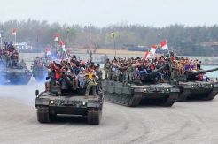 Ratusan Warga Ikut Devile Kendaraan Tempur Saat Peringatan HUT TNI