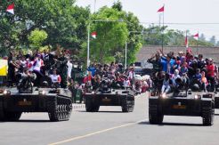 Warga Ambarawa Keliling Kota Naik Tank