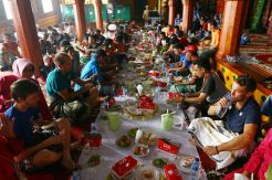 Peserta Tour de Singkarak Ikuti Tradisi Makan Bajamba
