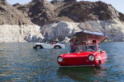Aksi Mobil Amfibi di Danau Mead
