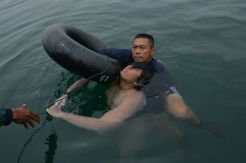 Evakuasi Penumpang Heli Jatuh di Danau Toba Selamat