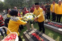 HUT ke-51 Partai Golkar, Ical Cs Ziarah ke TMP Kalibata