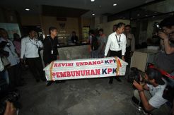 Protes Revisi UU KPK, Warga Solo Kirim Peti Mati ke KPK