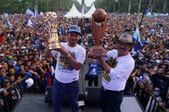 Pawai Persib Juara, Ribuan Bobotoh Padati Bandung