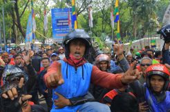 Ratusan Ojek Geruduk Balai Kota Bandung