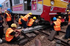 KRL Bekasi-Jakarta  Kota Anjlok di Stasiun Manggarai
