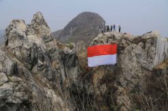 Peringati Sumpah Pemuda, Merah Putih Berkibar di Karst Citatah
