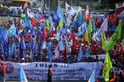 Puluhan Ribu Buruh Kepung Istana
