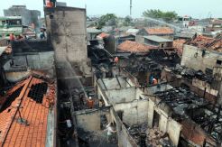 Kebakaran Hanguskan Puluhan Rumah di Permukiman Padat Kramat Pulo