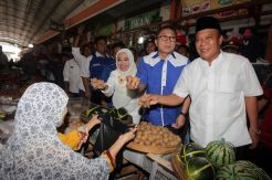 Ke Pasar Babat, Zulkifli Hasan Kenalkan Pasangan Fadeli dan Kartika