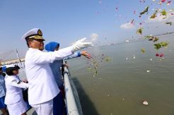 Pangarmatim Pimpin Tabur Bunga di Atas KRI dr.Soeharso-990