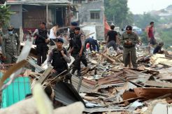 Bangunan Liar di Bantaran Kali Sekretaris Ditertibkan