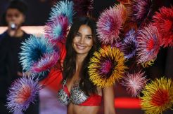 Model Cantik dan Seksi Lily Aldridge Pakai Bra Senilai Rp 27 Miliar